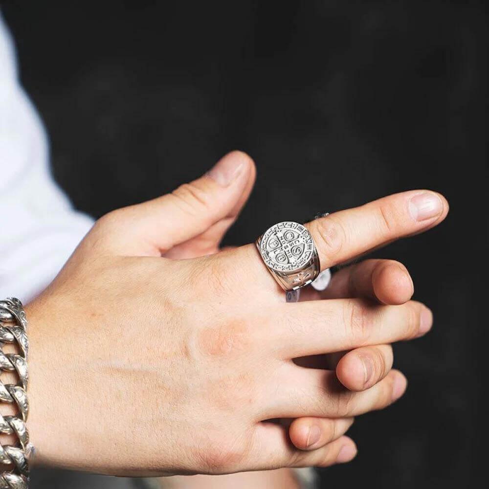 Anel Cruzado em São Bento - Sagrado Tesouro