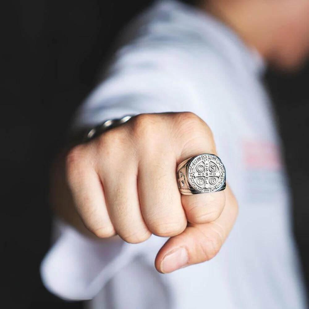 Anel Cruzado em São Bento - Sagrado Tesouro