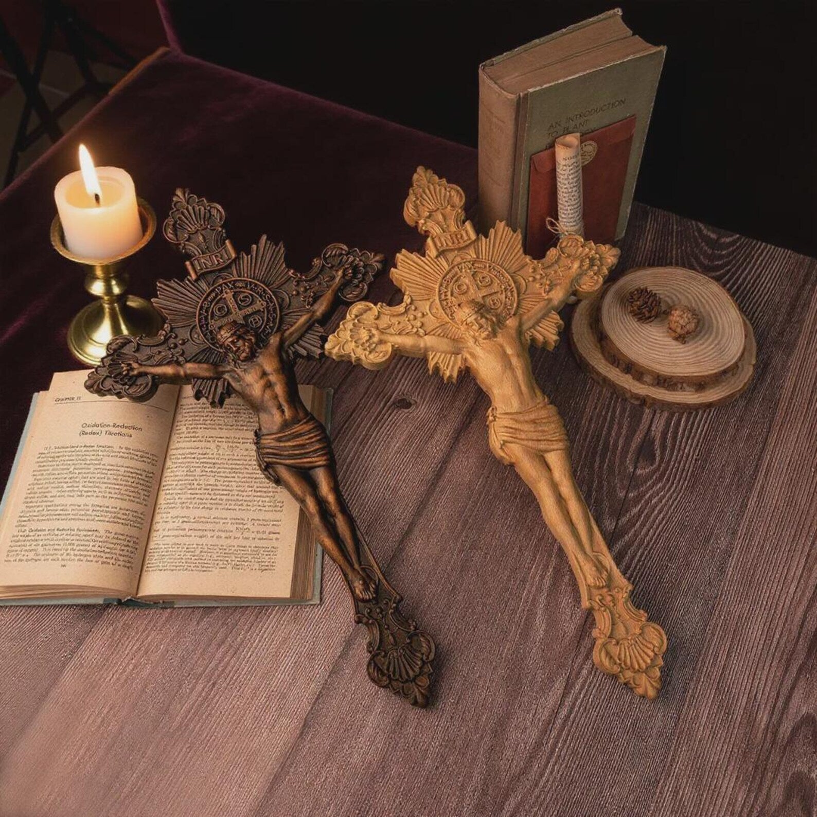 Cruz Exorcista de São Bento Esculpida em Madeira - Sagrado Tesouro