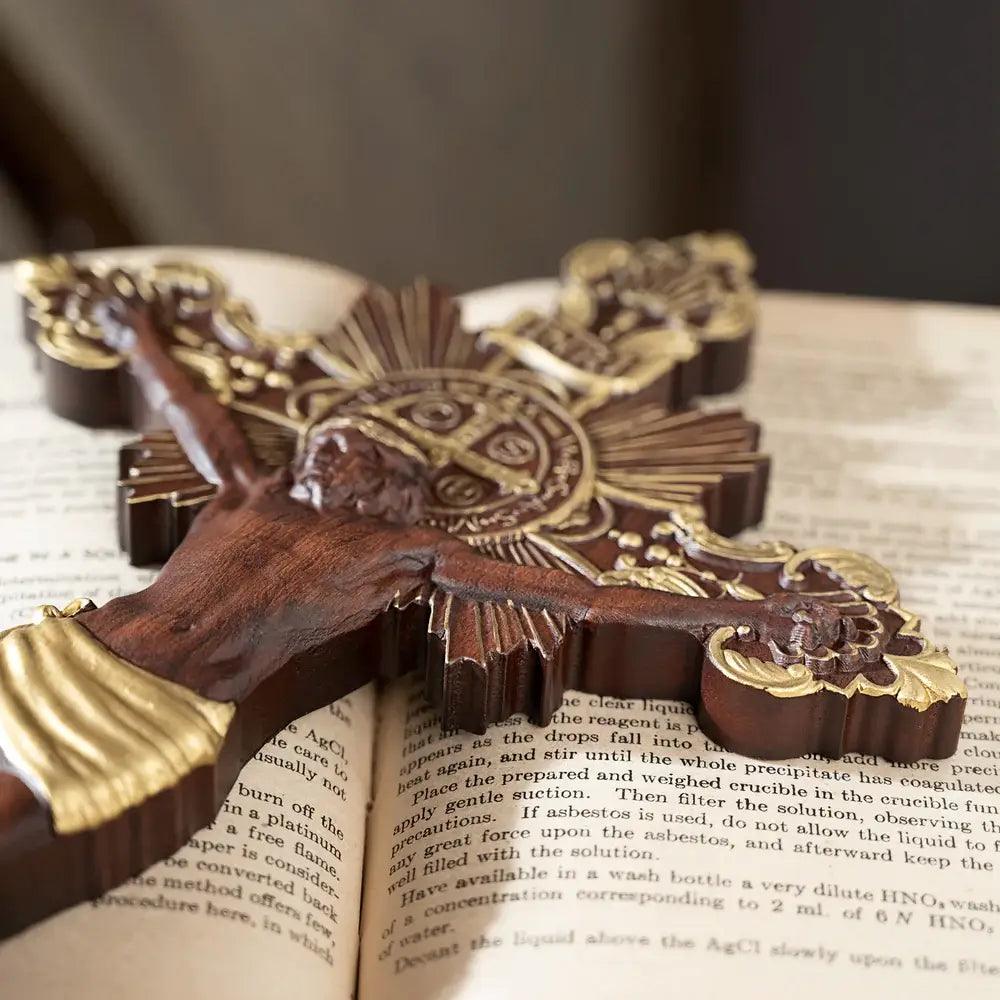 Cruz Exorcista de São Bento Esculpida em Madeira - Sagrado Tesouro