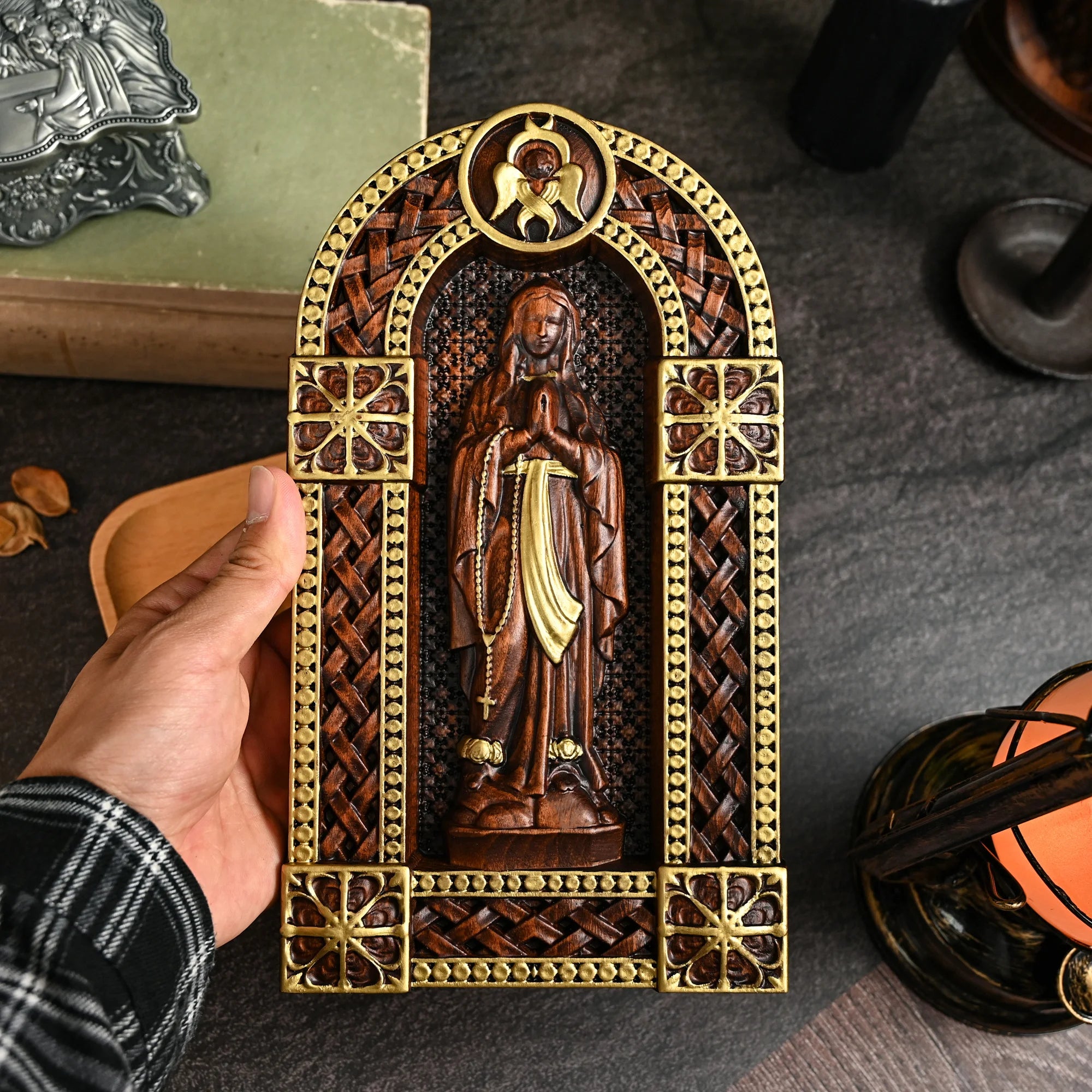 Oratório Nossa Senhora em madeira maciça — vista frontal com moldura em arco
