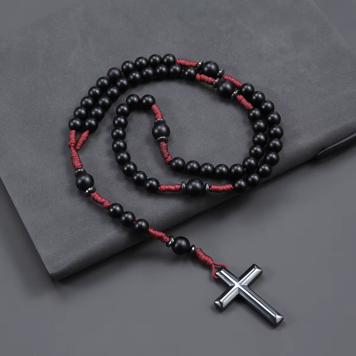 Terço Colar de Pedra Preto Fosco com Cordão Vermelho