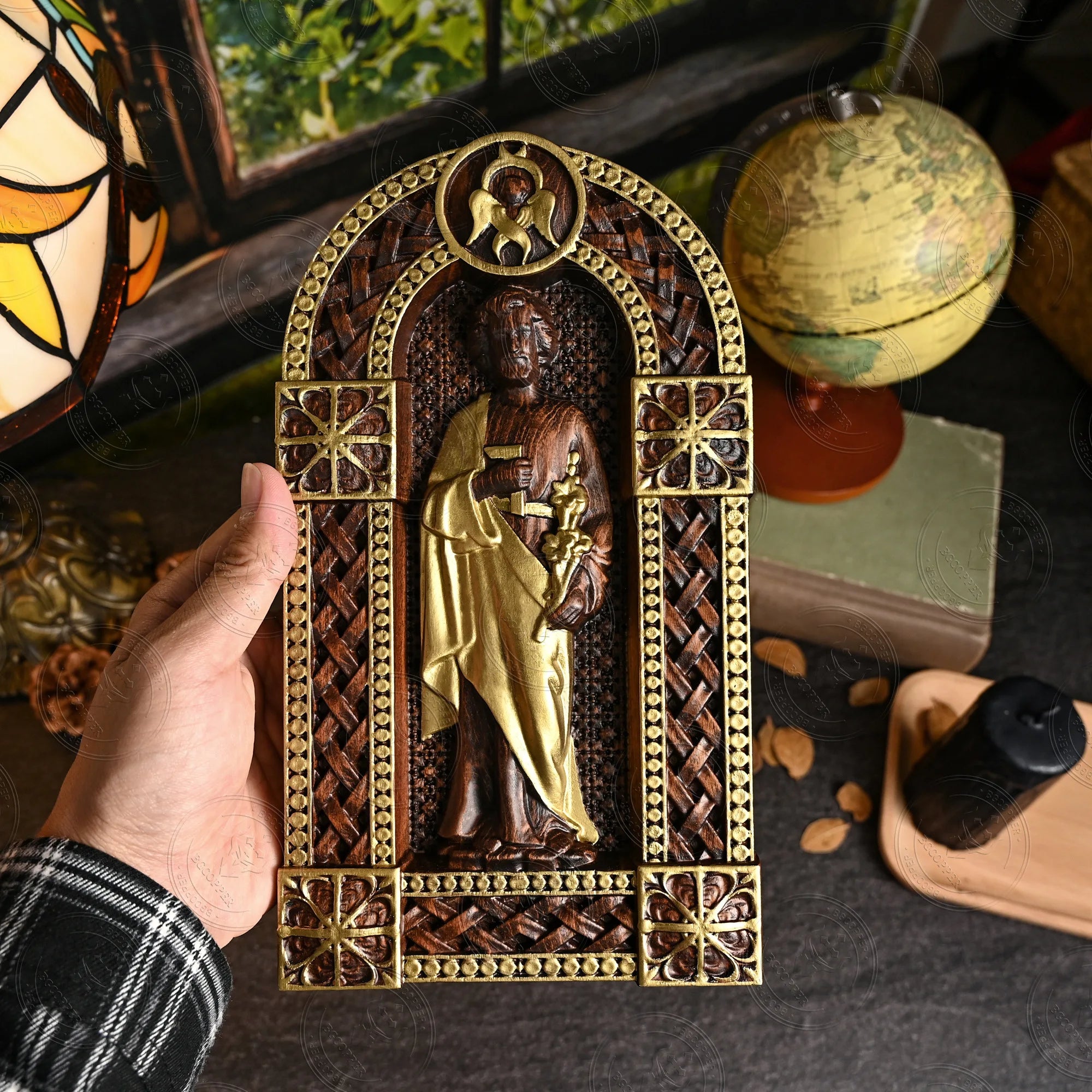 Detalhe dos acabamentos dourados do oratório de São José