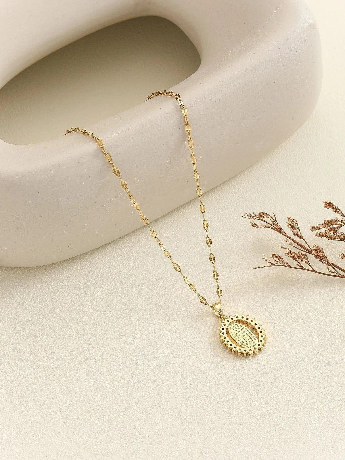 Colar Guadalupe Feminino com Zircão pendurado em detalhe - Sagrado Tesouro
