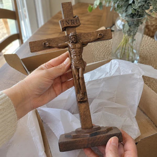 Crucifixo de Mesa em Madeira sendo tirado da caixa - Sagrado Tesouro