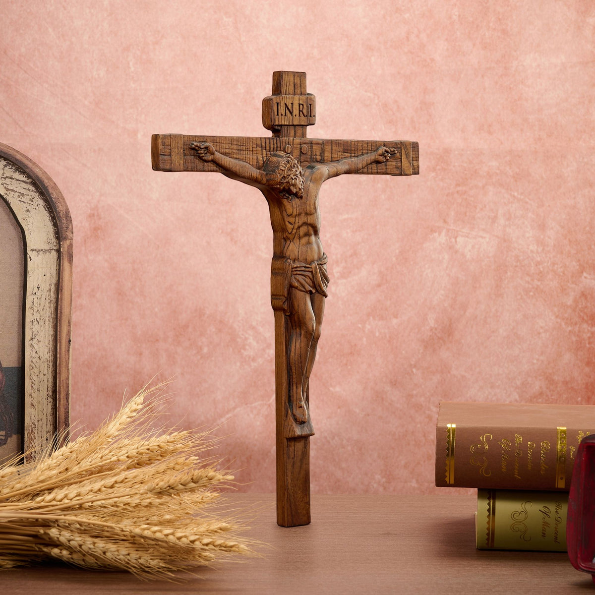 Crucifixo de Parede Clássico em Madeira apoiado em parede com espigas de trigo e livros - Sagrado Tesouro
