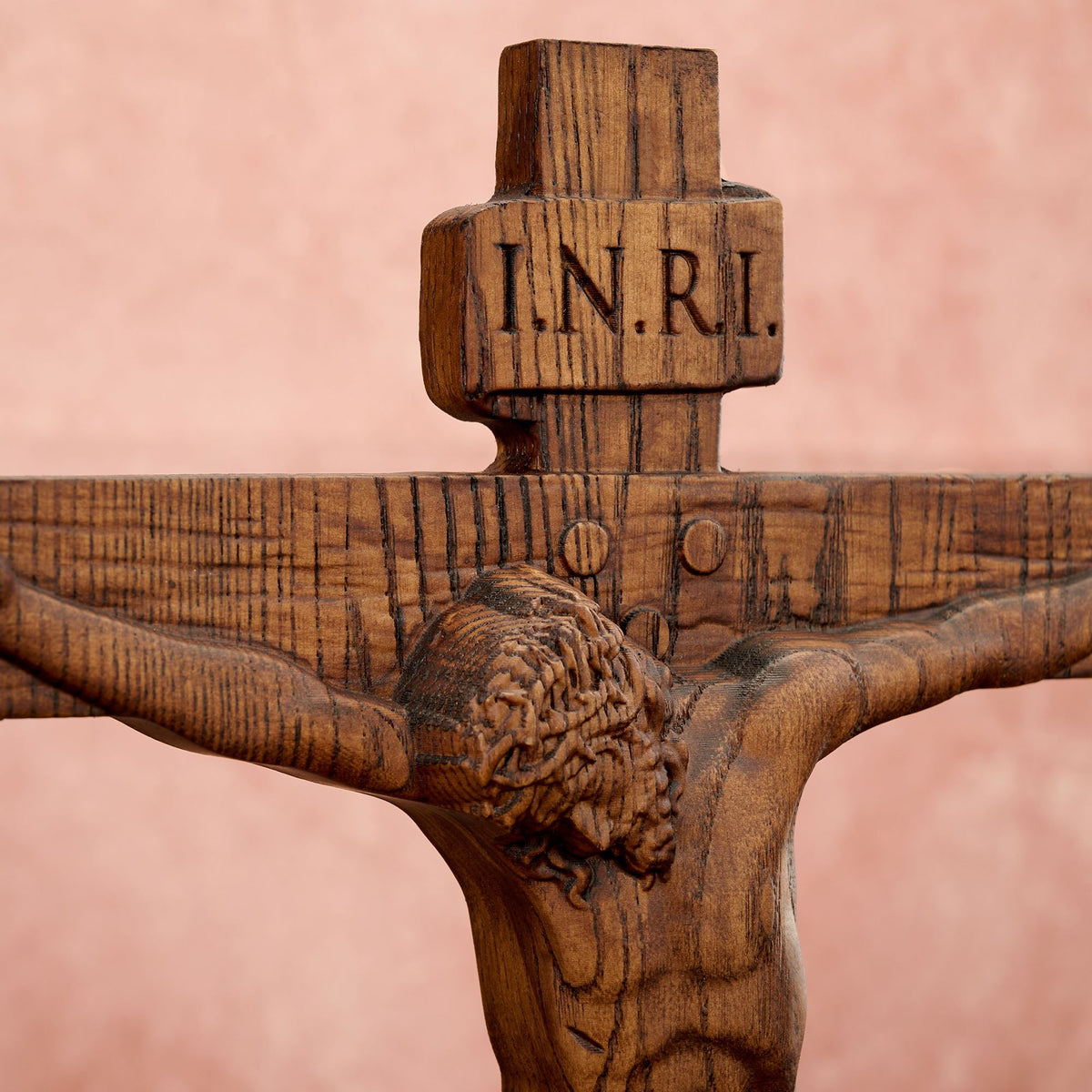 Crucifixo de Parede Clássico em Madeira em detalhe do I.N.R.I. e da coroa de espinhos - Sagrado Tesouro
