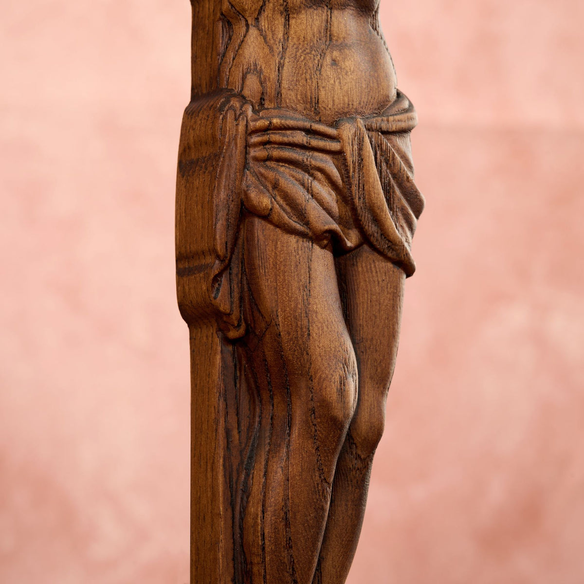 Crucifixo de Parede Clássico em Madeira em detalhe do entalhe do manto - Sagrado Tesouro