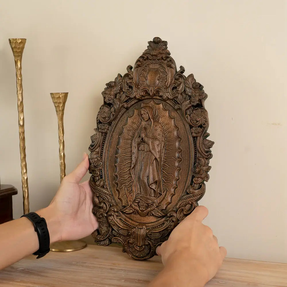 Escultura Nossa Senhora de Guadalupe de Madeira - detalhes