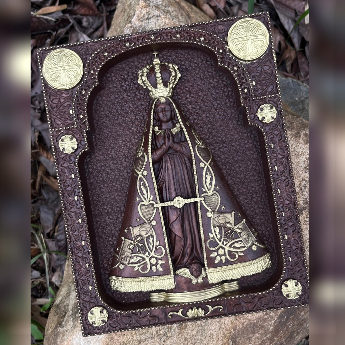 Quadro de Nossa Senhora Aparecida em Madeira dourado apoiado sobre uma pedra - Sagrado Tesouro