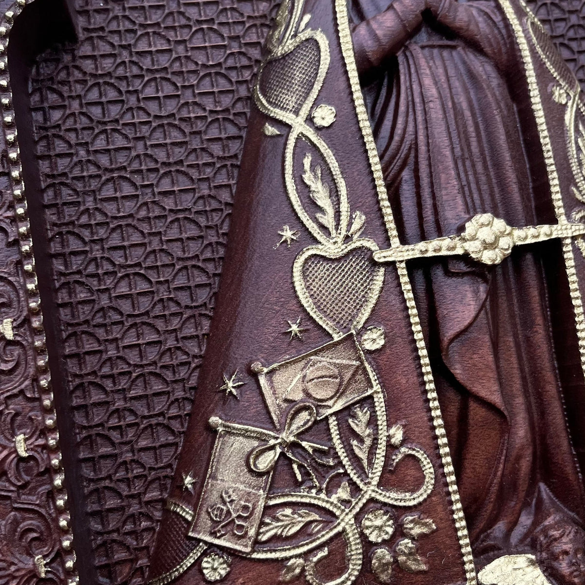 Quadro de Nossa Senhora Aparecida em Madeira dourado, detalhe do manto com a bandeira do Brasil - Sagrado Tesouro