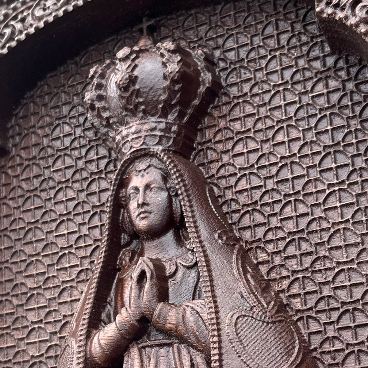 Quadro de Nossa Senhora Aparecida em Madeira marrom, detalhe da coroa e do rosto - Sagrado Tesouro
