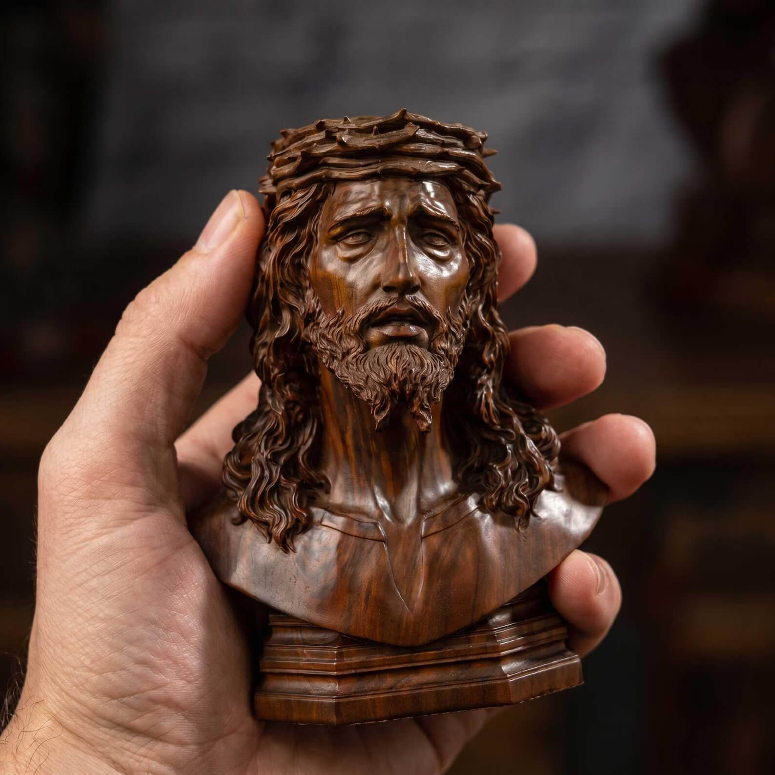 Busto de Jesus Cristo Coroado de Espinhos em Madeira