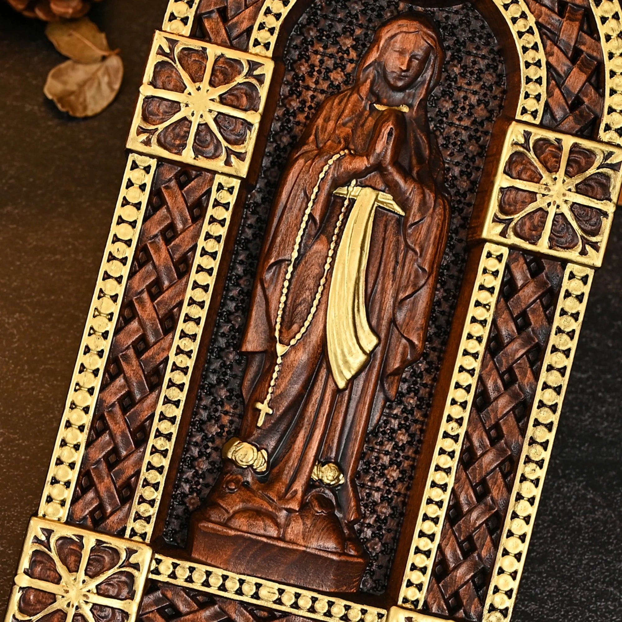 Detalhe dos acabamentos dourados aplicados à mão no oratório de Nossa Senhora