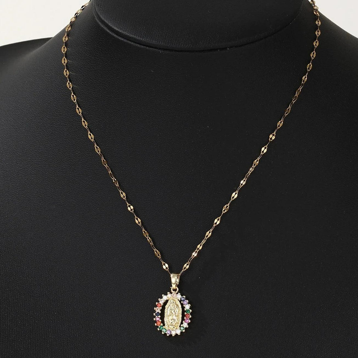 Colar Guadalupe Feminino com Zircão no pescoço - Sagrado Tesouro