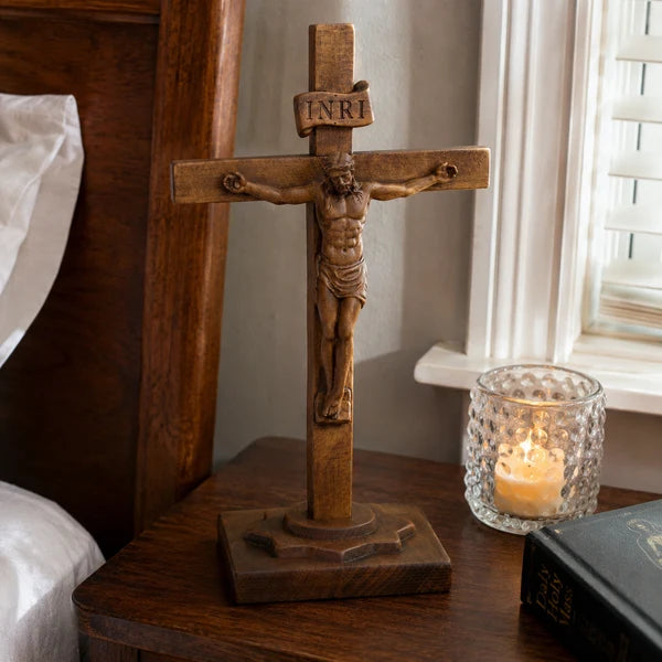 Crucifixo de Mesa em Madeira no criado-mudo ao lado da janela - Sagrado Tesouro