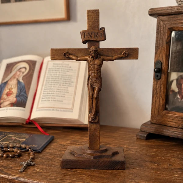 Crucifixo de Mesa em Madeira no oratório com livro de orações - Sagrado Tesouro
