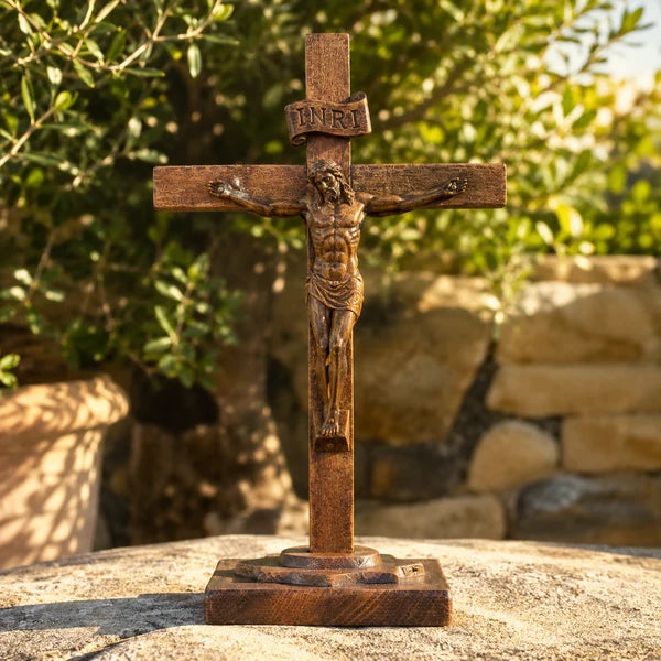 Crucifixo de Mesa em Madeira visto de frente com a placa INRI - Sagrado Tesouro