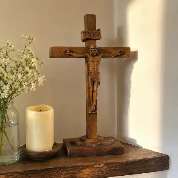 Crucifixo de Mesa em Madeira na prateleira com vela - Sagrado Tesouro