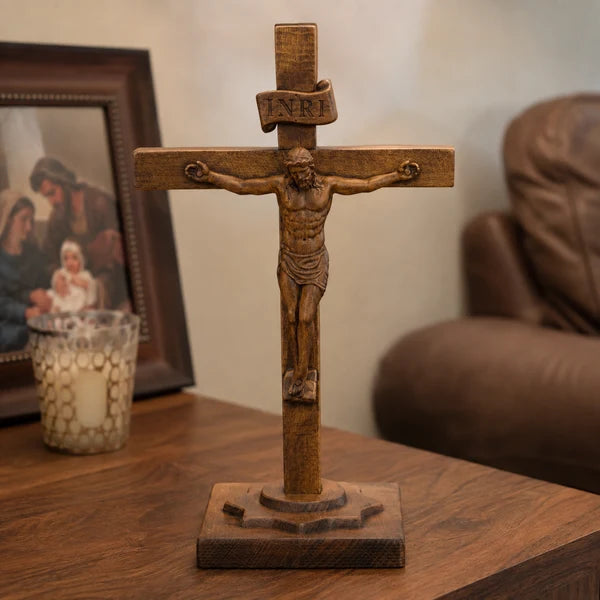 Crucifixo de Mesa em Madeira na sala com quadro da Sagrada Família - Sagrado Tesouro