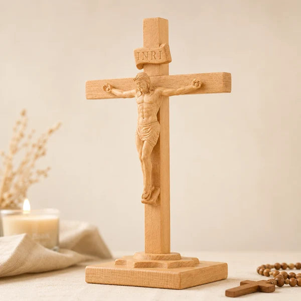 Crucifixo de Mesa em Madeira na cor natural com terço - Sagrado Tesouro