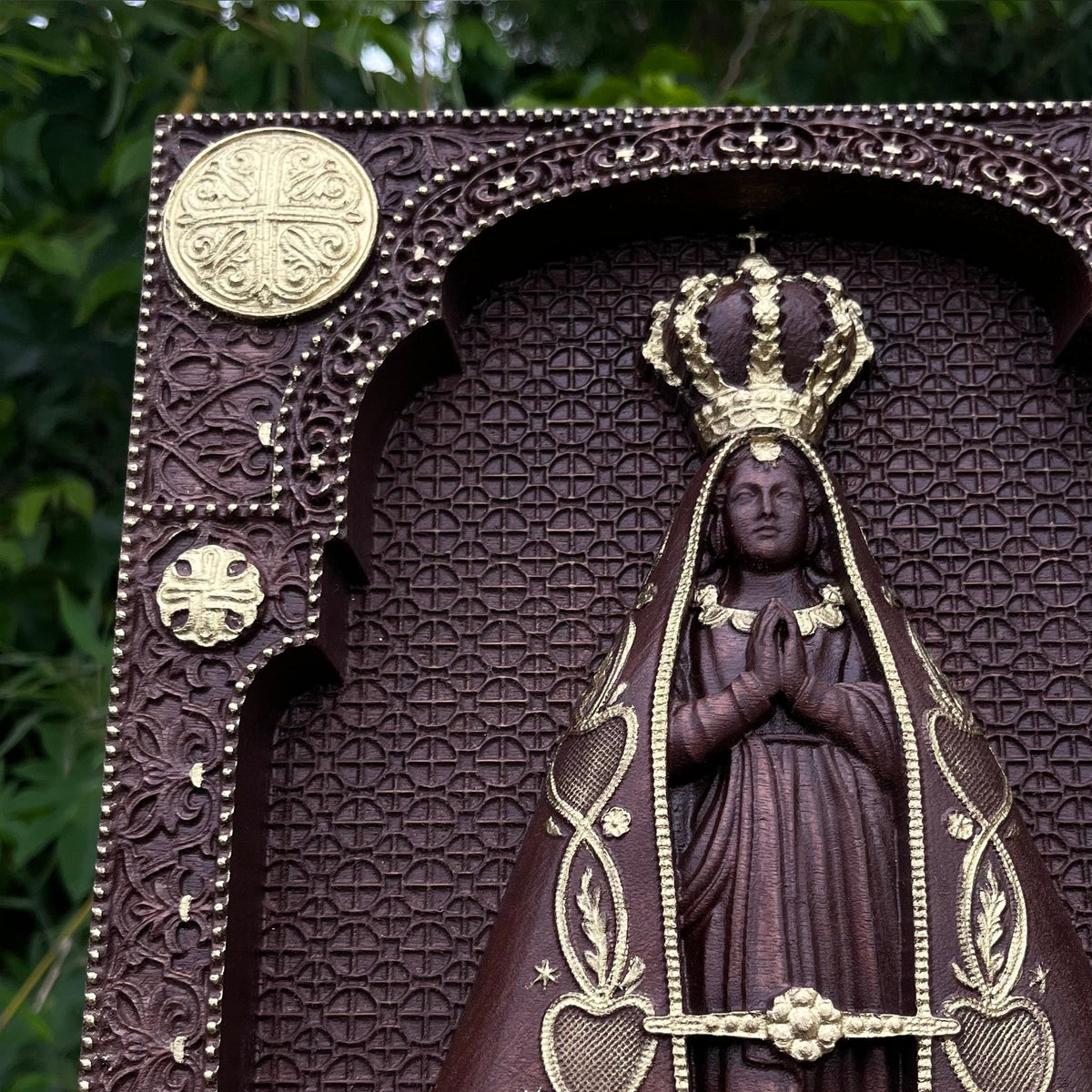 Quadro de Nossa Senhora Aparecida em Madeira dourado, detalhe da coroa e do rosto - Sagrado Tesouro