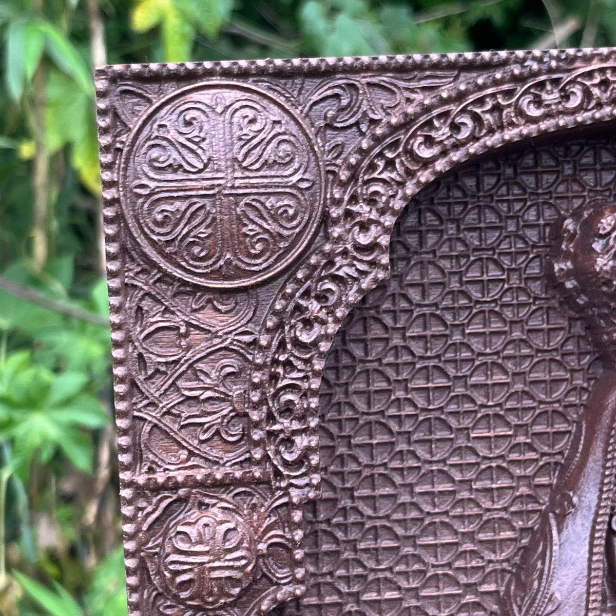 Quadro de Nossa Senhora Aparecida em Madeira marrom, detalhe da moldura entalhada - Sagrado Tesouro