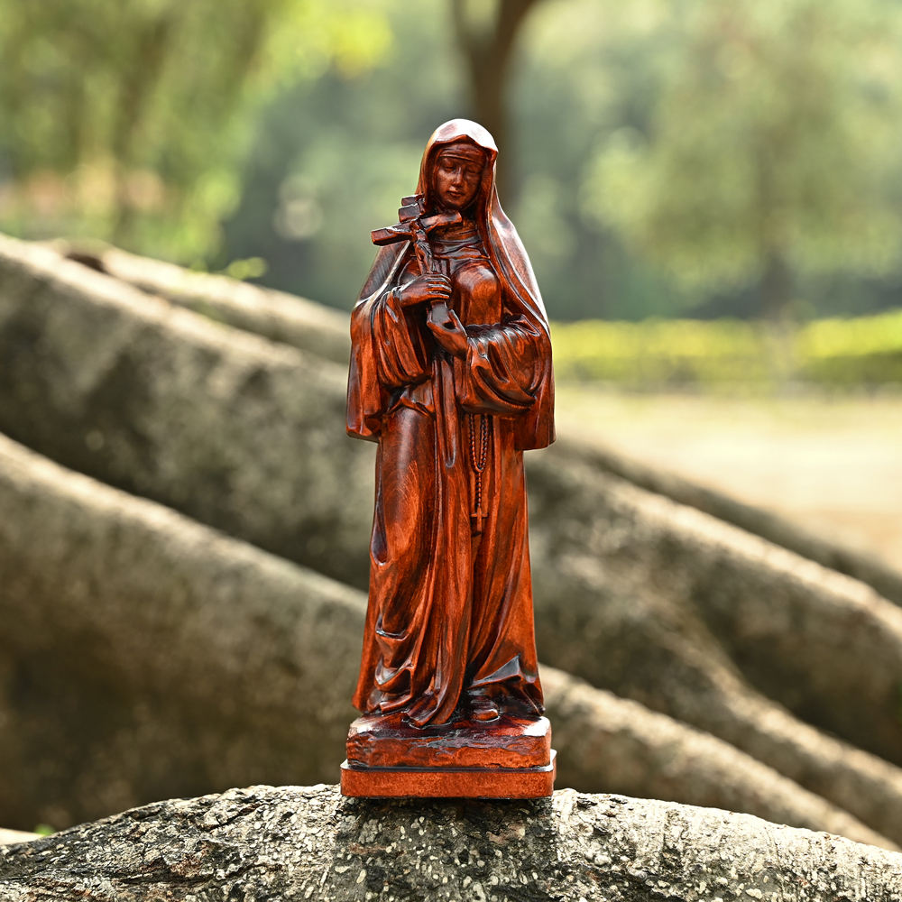 Santa Teresa de Ávila em Madeira apoiada em pedra de jardim - Sagrado Tesouro