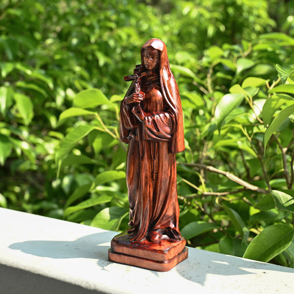 Santa Teresa de Ávila em Madeira de perfil com o crucifixo junto ao peito - Sagrado Tesouro