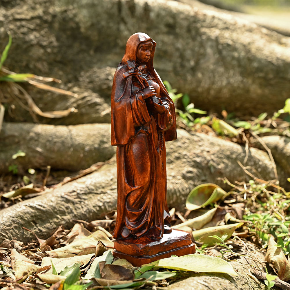 Santa Teresa de Ávila em Madeira entre folhas secas ao pé da árvore - Sagrado Tesouro