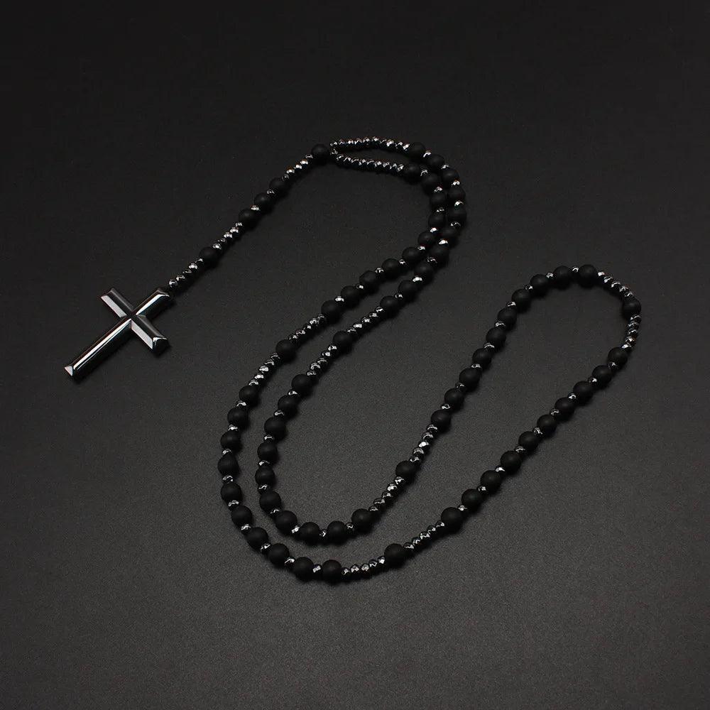 Terço Colar de Pedra Preto Fosco estendido sobre fundo preto - Sagrado Tesouro