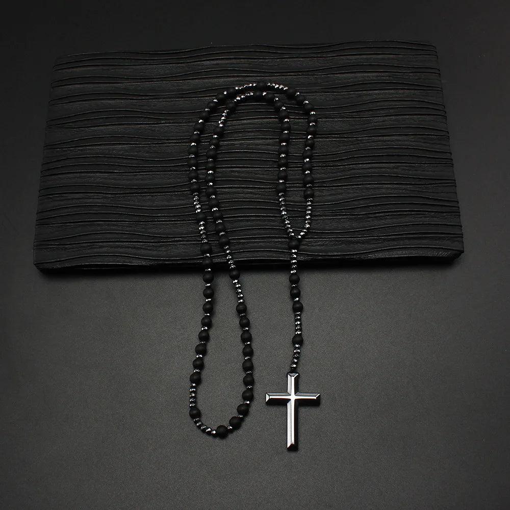 Terço Colar de Pedra Preto Fosco apoiado em tecido preto texturizado - Sagrado Tesouro