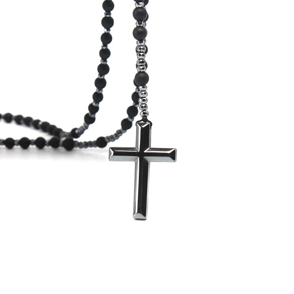 Terço Colar de Pedra Preto Fosco em close no crucifixo prateado - Sagrado Tesouro